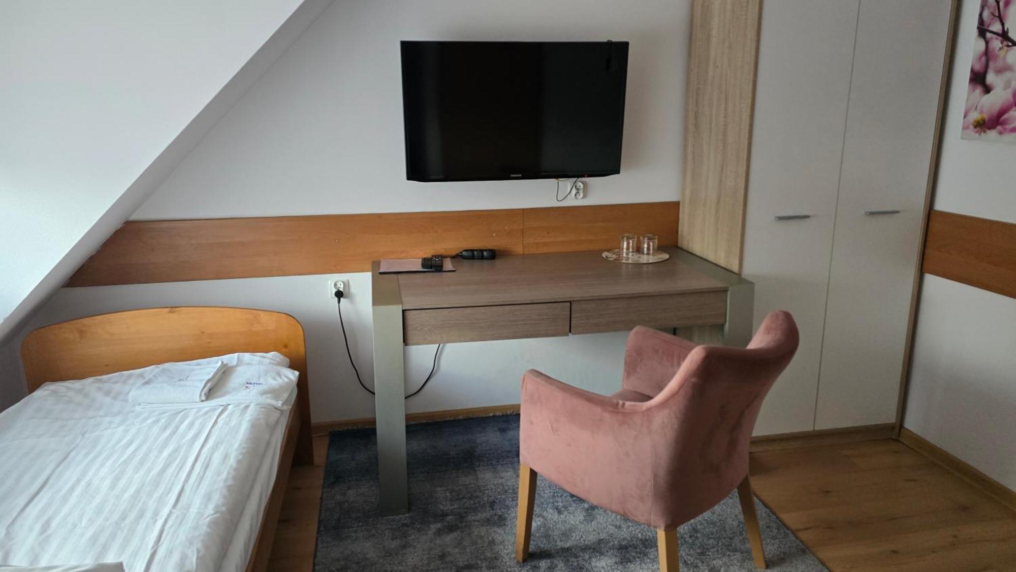 Bralin Motel Za Miedza מראה חיצוני תמונה